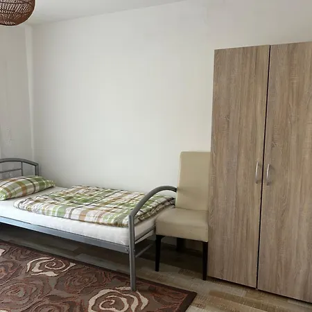 Messe-wohnung Mit Balkon Apartment